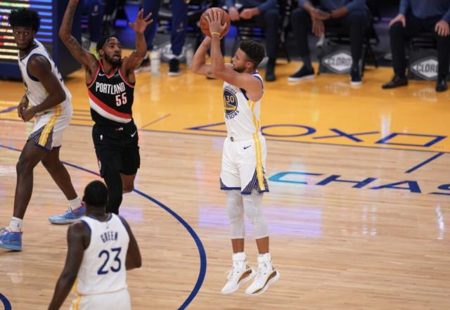 澳门真人百家乐登录入口-侧翼防线被对手捅成蚂蜂窝 勇士面临棘手防守难题