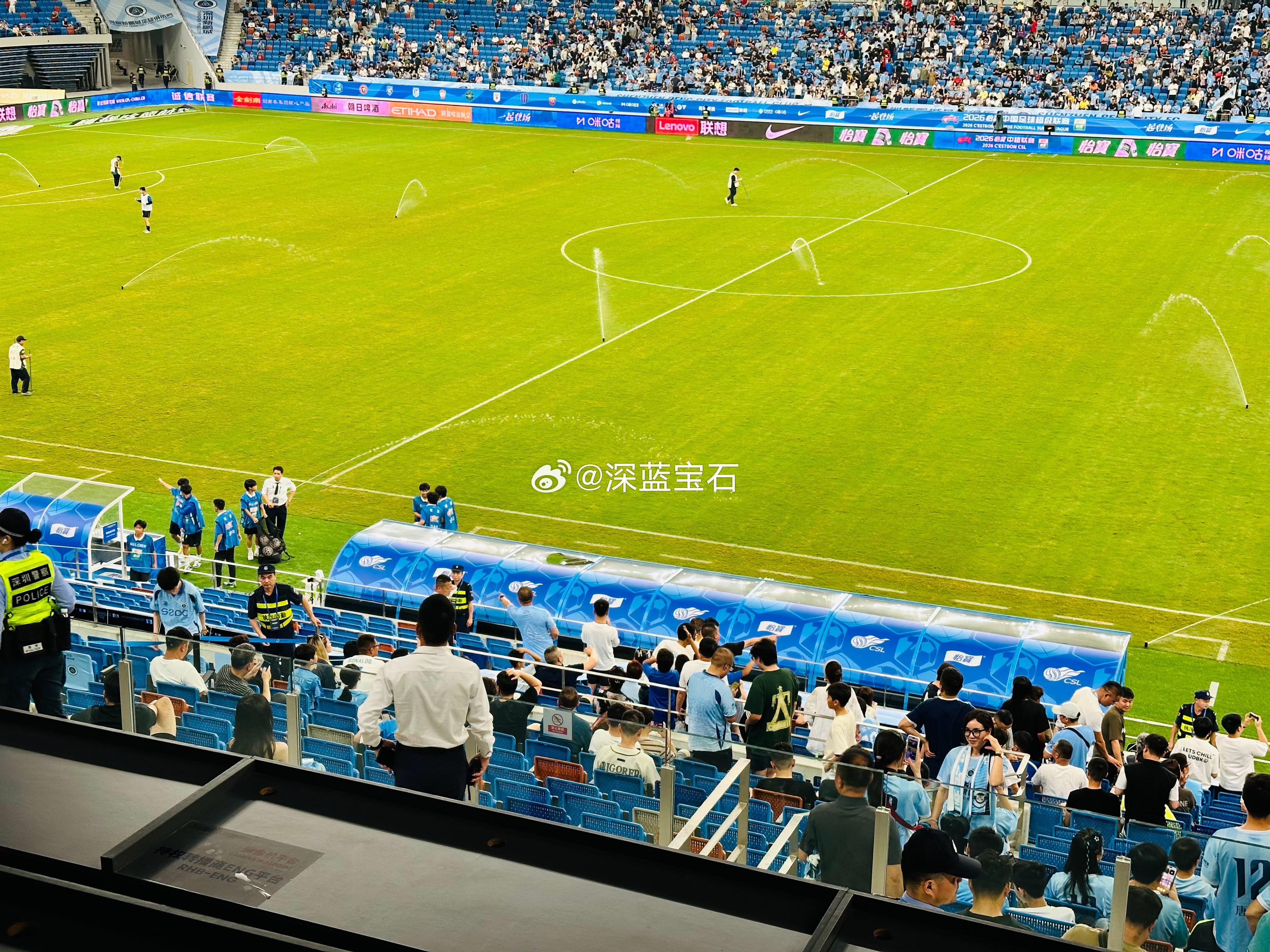 记者：云南替补席有人对判罚不满飞踹替补席座椅，被直红罚下